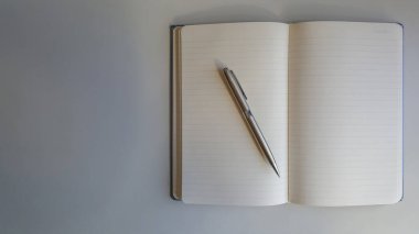 Ofis Masasında Not Defteri ve Kalem 