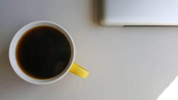 办公室桌上的咖啡和笔记本电脑杯 — 图库照片