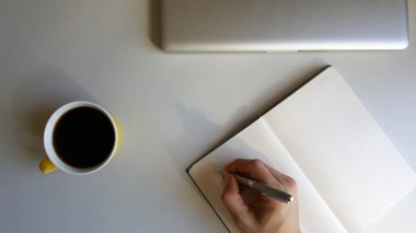 Ofis Masasında Not Defteri ve Kalem 