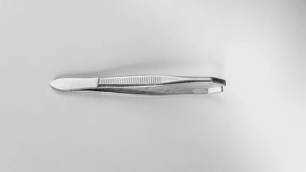 Ασημί Λευκό Μέταλλο Eyebrow Beauty Tweezer — Φωτογραφία Αρχείου