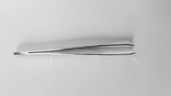 Ασημί Λευκό Μέταλλο Eyebrow Beauty Tweezer — Φωτογραφία Αρχείου