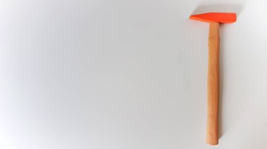 Tahta saplı turuncu demir çekiç.