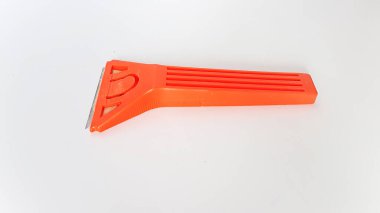 Duvardaki boyayı kazımak için jilet.