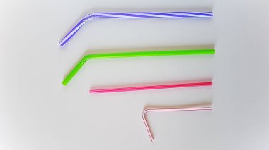 İçmek için renkli plastik pipet
