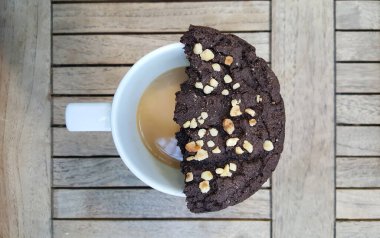 Tahta Masa Arkaplanda Kurabiye ve Kahve