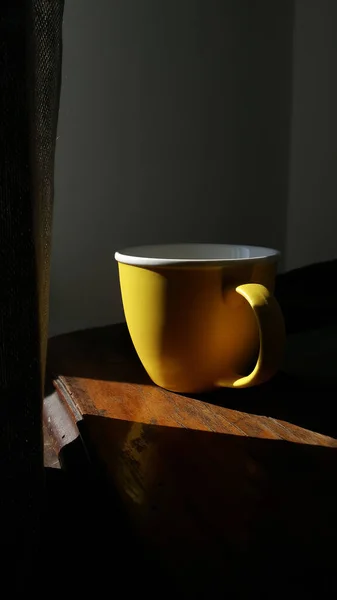 Żółta Filiżanka Kawy Drewnianym Stole — Zdjęcie stockowe