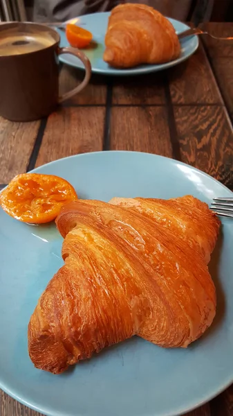 Croissant Café Sur Fond Bois — Photo