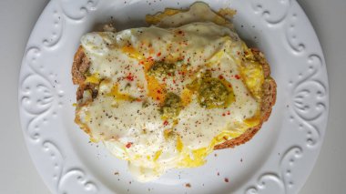 Peynirli domates ve biberli omlet.  