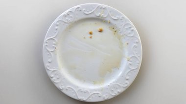 Gıda israfıyla dolu Boş Beyaz Tabak