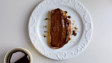 Sağlıklı El Ekşi Ekmek Yaptı ve Çikolata Yaydı