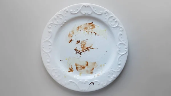 Gıda israfıyla dolu Boş Beyaz Tabak