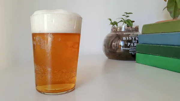 Verre Bière Mousseux Sur Table Blanche — Photo