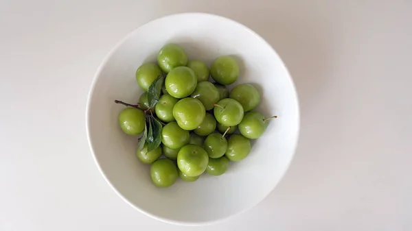 Fruta Ciruela Verde Placa Blanca —  Fotos de Stock