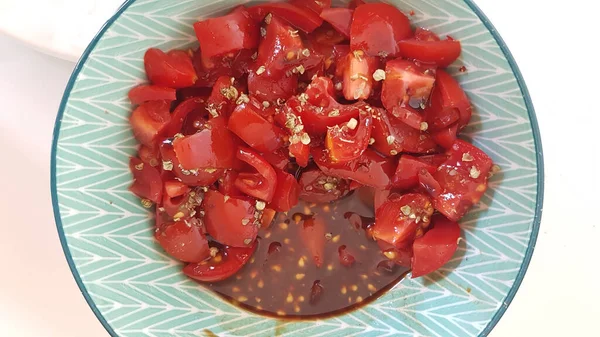 Tomatensalat Schüssel Auf Tisch — Stockfoto