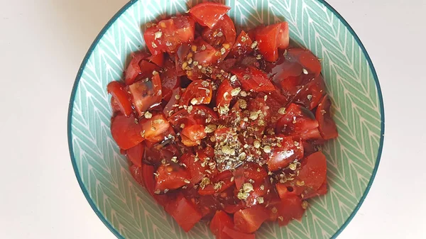 Tomatensalat Schüssel Auf Tisch — Stockfoto