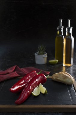 Büyük boy taze kırmızı kırmızı kırmızı biber.