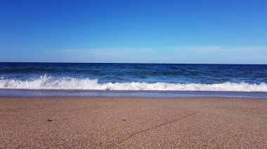 Okyanus dalgası kumsalda 
