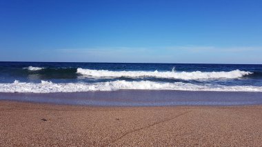 Okyanus dalgası kumsalda 