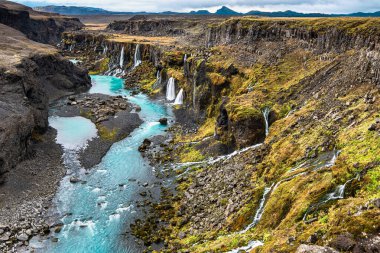Şelaleli renkli vadi