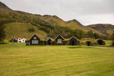 Sonbaharda eski İzlanda evleri