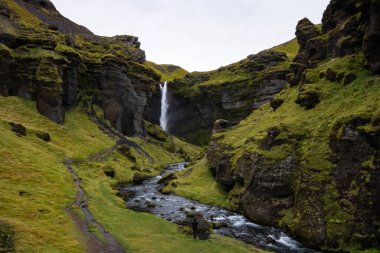 Şelaleli derin vadi