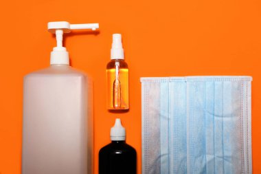 El hijyeni için el dezenfektanı jeli ve diğer çeşitli antibakteriyel koruma hazırlıkları..