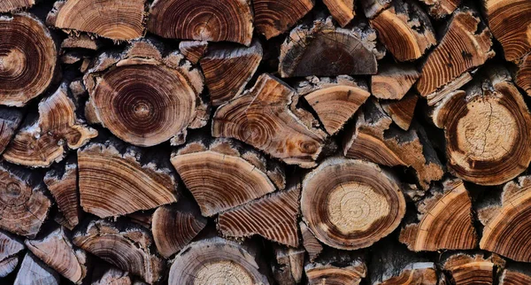 Fundo abstrato de madeira. Textura de placas de madeira com anéis envelhecidos. Árvore velha com anéis envelhecidos . — Fotografia de Stock