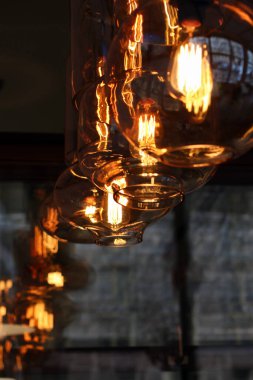 Edison sanat kafede tavanın altında farklı şekillerde lambalar yakıyor..