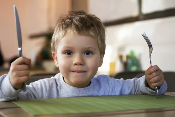 Barnet Visar Att Han Vill Äta Grabben Håller Gaffel Och — Stockfoto