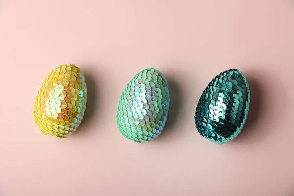 Uova Pasqua Lucide Colorate Che Giacciono Fila Sullo Sfondo Pastello — Foto Stock
