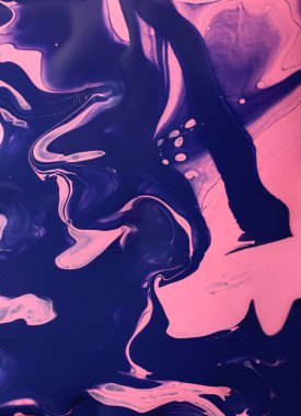 Renkli mermer arka plan. Karışık cilalar, pembe ve mor. Renkli mermer zemin. Güzel sıvı tırnak cilası lekeleri, akışkan sanat teknikleri..