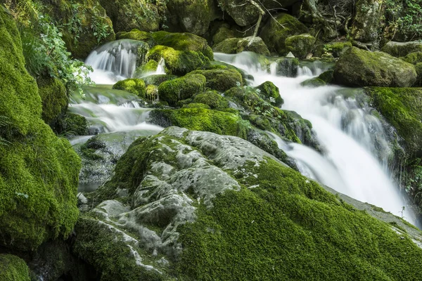 Красивый пейзаж из Болгарии. Водопад Бовска Скакля летом . — стоковое фото