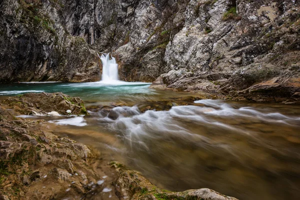 Великолепный весенний пейзаж. Водопад Сини Вир, около деревни Медвен, Болгария . — стоковое фото