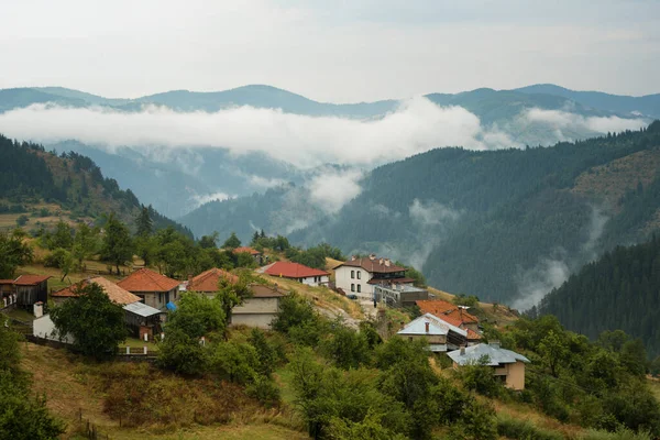 Pueblo Gela después de la lluvia, Montaña Rhodope, Bulgaria —  Fotos de Stock