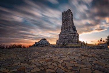 Shipka Anıtı - Özgürlük Anıtı, Shipka kasabası yakınlarındaki Stara Planina Dağı 'ndaki Shipka zirvesinde yer alan muazzam bir yapıdır..