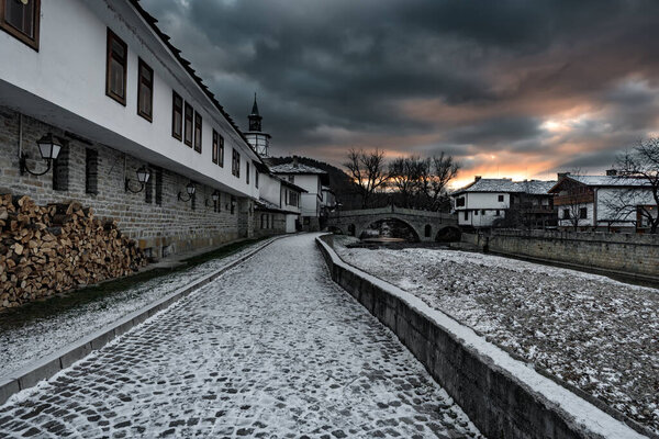 Прекрасный зимний пейзаж. Потрясающий закат в Трявне, Болгария

