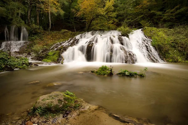 Водопад Докузак Великолепный Осенний Пейзаж — стоковое фото