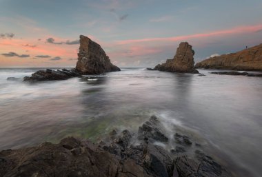 Bulgaristan 'ın Sinemorets köyü, Gemiler ve Sinemoretler adlı kaya fenomeniyle muhteşem bir gün batımı