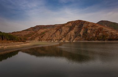 Studen Kladenets barajında sonbahar günbatımı, Rodop Dağları, Bulgaristan