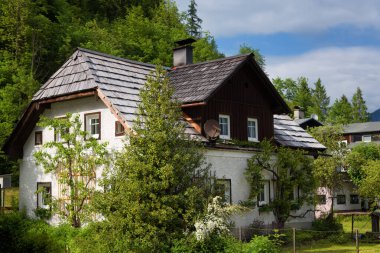 Parlak çiçekli tipik Avusturya Alp evi, Hallstatt, Avusturya, Avrupa
