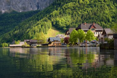 Avusturya 'nın Salzkammergut bölgesindeki Avusturya Alpleri' ndeki Hallstattersee Gölü 'ndeki ünlü Hallstatt köyündeki geleneksel ahşap evlerin manzara resmi.