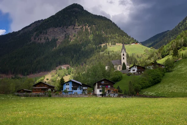 Idyllisch Landschap Alpen Lente Met Traditionele Berghut Frisse Groene Bergweiden — Stockfoto