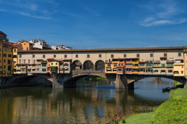 FLORENCE, ITALY 25, 2017: Nehir Arno ve ünlü köprü Ponte Vecchio (Eski Köprü) güneşli yaz gününde. Floransa, Toskana, İtalya
