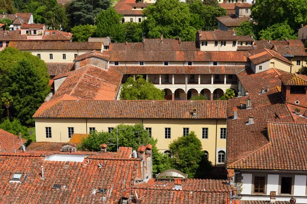 Küçük ortaçağ kasabası Lucca, Toscana (Toscany), İtalya, Avrupa 'nın havadan görünüşü. Guinigi kulesinden görüntü