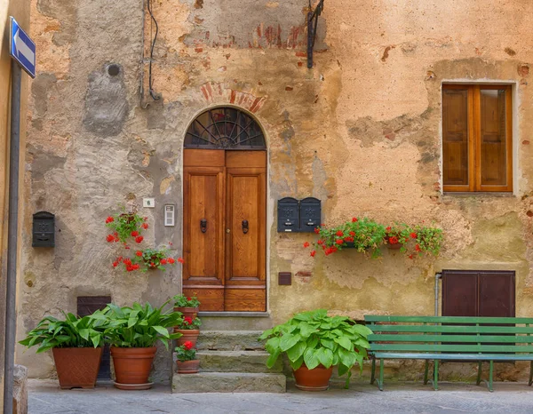 İtalyan evinin geleneksel cephesi Pienza 'nın küçük ve eski köyü Val D' Orcia Tuscany, İtalya