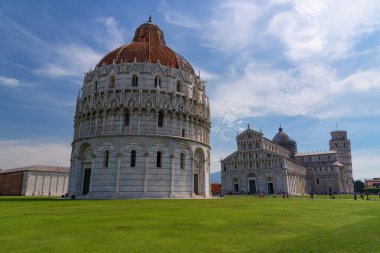 Pisa Baptistery 'de, Pisa Katedrali' nde ve Pisa Kulesi 'nde göz kamaştırıcı günlük manzara. Pisa, İtalya 'daki Piazza dei Miracoli Meydanı' nda (Mucizeler Meydanı) bulunmaktadır..
