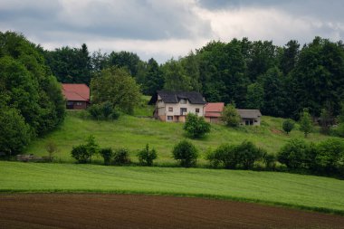 Güneşli baharda Bled Gölü yakınlarındaki vadide Sloven köyü olan kırsal dağlık arazi. Slovenya.