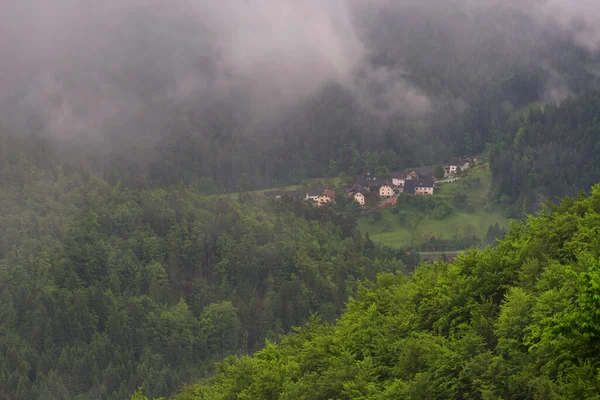 Αγροτικό Αλπικό Τοπίο Slovenian Χωριό Στην Κοιλάδα Κοντά Bled Λίμνη — Φωτογραφία Αρχείου