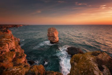 Güneş doğarken deniz manzarası. Güzel doğal deniz manzarası. Tyulenovo köyünde deniz doğuyor. Aralık ortasında bulutlar ve ateş güneşiyle muhteşem bir gün doğumu. Varna, Bulgaristan