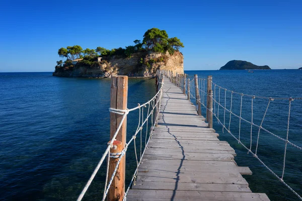 Görüntü Agios Sostis ve Cameo adasından. Tahta köprüsü ve turkuaz suyu olan güzel küçük bir ada. Zakynthos Yunanistan